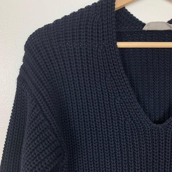 Everlane Dark Navy Texture Cotton V-Neck Sweater - Picture 3 of 7